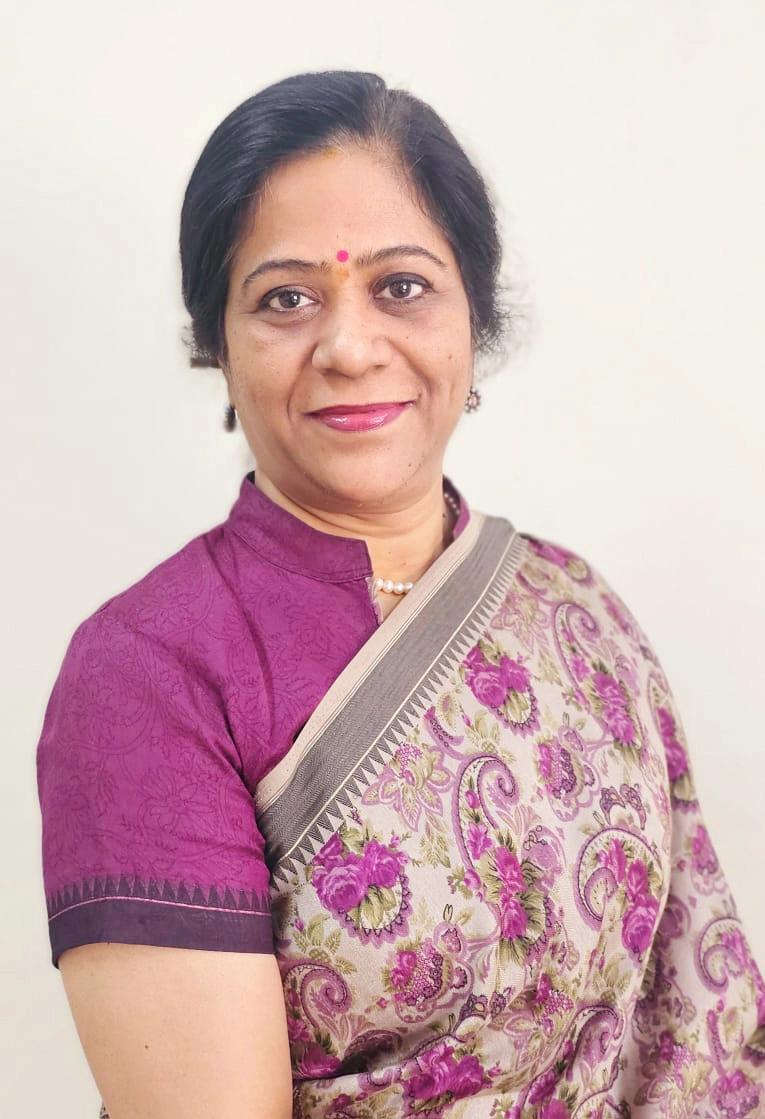 Swapnali-Deore-Panbai-International-School-Principal-in- pink-saree